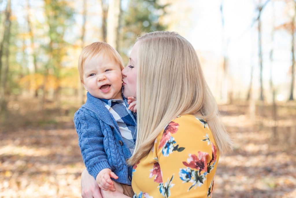 Kisses from mama at fall family session