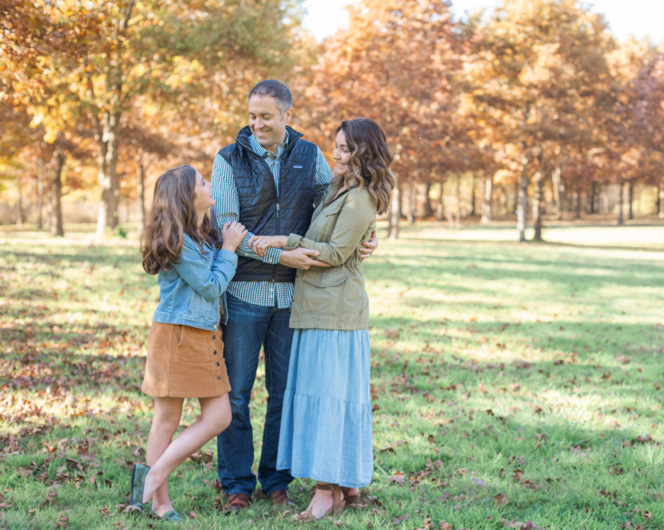 No logos or busy patterns - Family Session Styling Tips